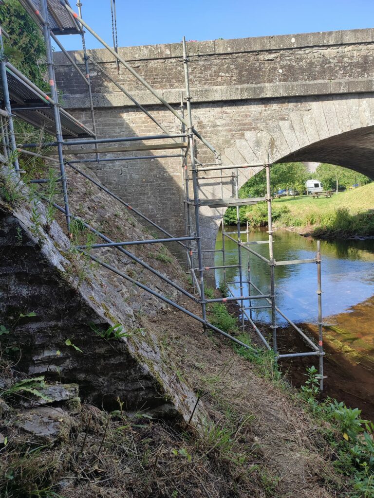 Florent Guyader Macon Plouaret Montage D Un Echafaudage Restauration A L Ancienne D Un Mur A Belle Isle En Terr 3