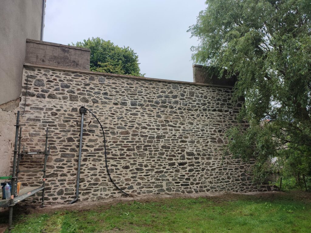 Florent Guyader Macon Plouaret Montage D Un Echafaudage Restauration A L Ancienne D Un Mur A Belle Isle En Terr 4