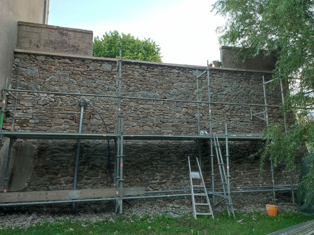 Florent Guyader Macon Plouaret Montage D Un Echafaudage Restauration A L Ancienne D Un Mur A Belle Isle En Terre 1